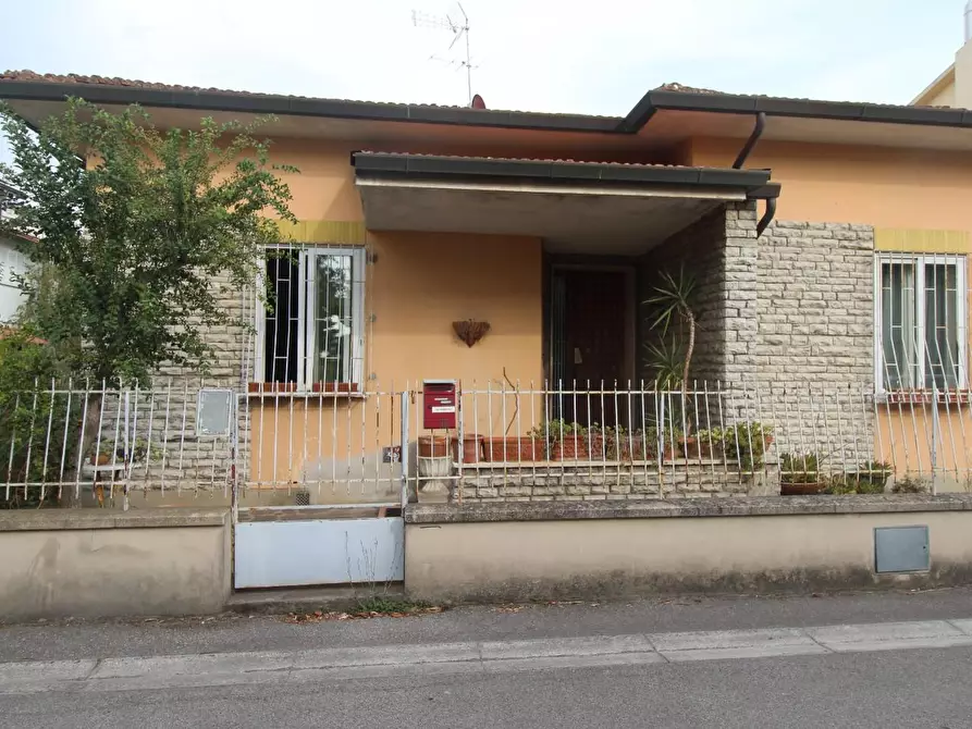 Immagine 1 di Villa in vendita  a Ponsacco