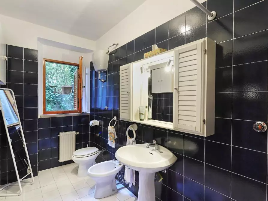 Immagine 13 di Villa in vendita  a Livorno