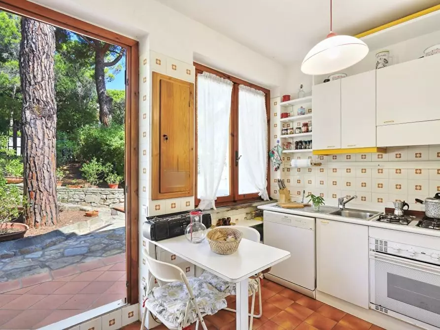 Immagine 10 di Villa in vendita  a Livorno