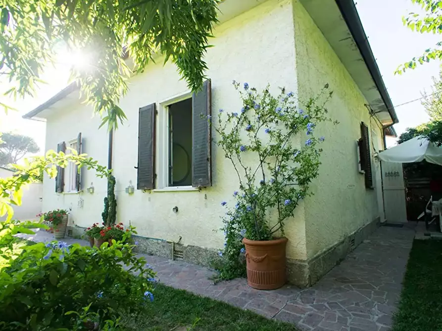 Immagine 2 di Casa indipendente in affitto  a Forte Dei Marmi