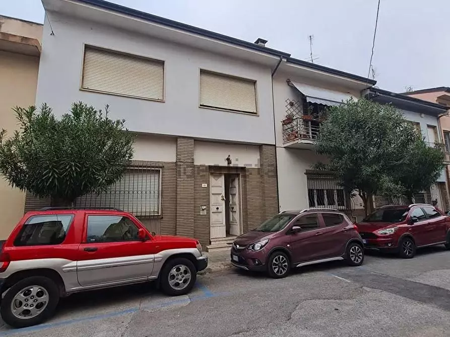 Immagine 8 di Villa in vendita  a Viareggio