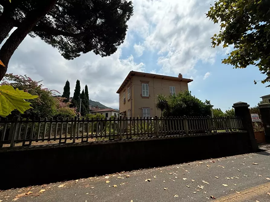 Immagine 8 di Villa in vendita  a Massa