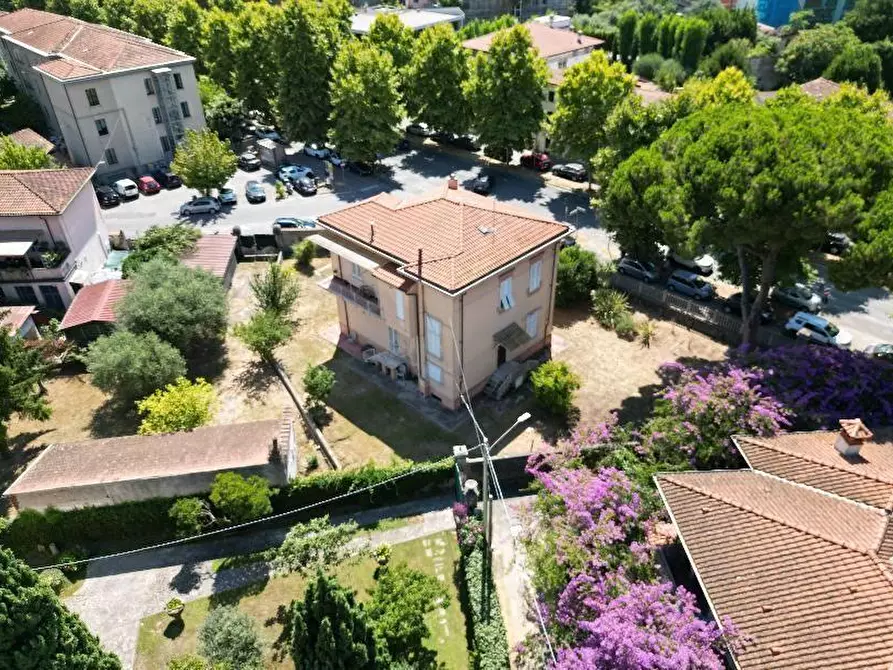 Immagine 4 di Villa in vendita  a Massa