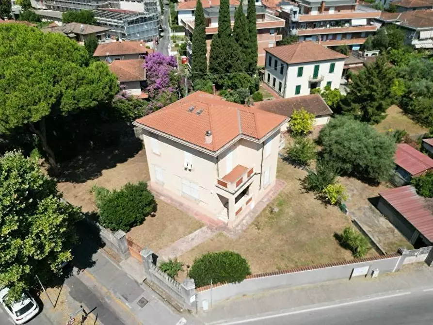 Immagine 3 di Villa in vendita  a Massa