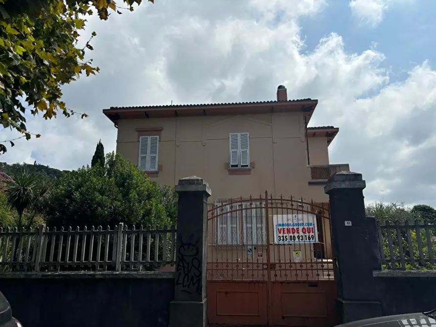 Immagine 10 di Villa in vendita  a Massa