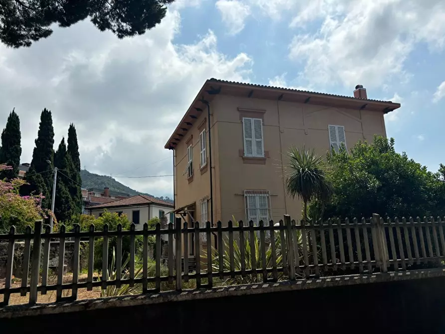 Immagine 9 di Villa in vendita  a Massa