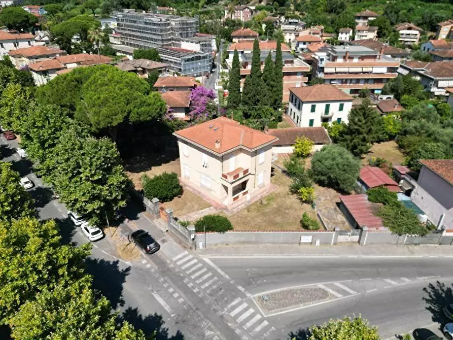 Immagine 5 di Villa in vendita  a Massa