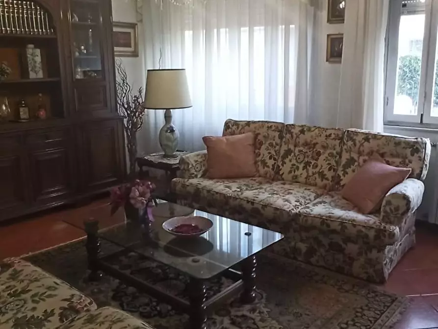 Immagine 1 di Casa bifamiliare in vendita  a Lucca