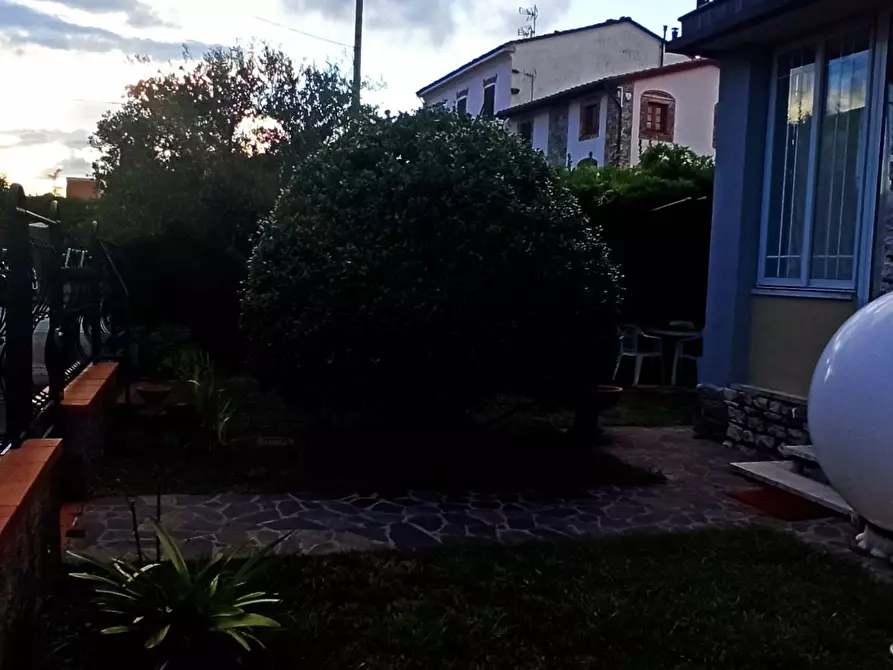 Immagine 17 di Casa bifamiliare in vendita  a Lucca