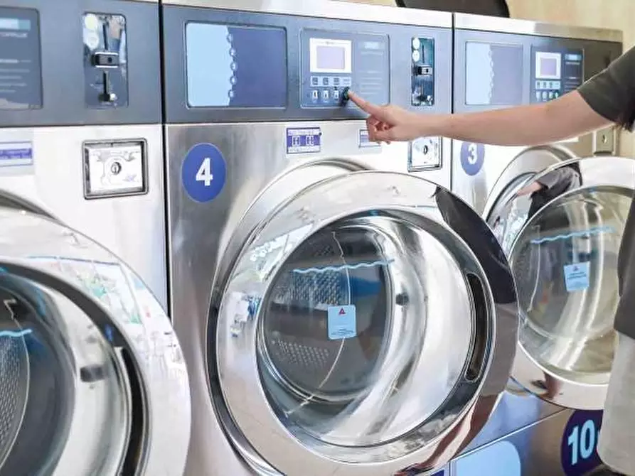 Immagine 2 di Attività commerciale in vendita  a Massa