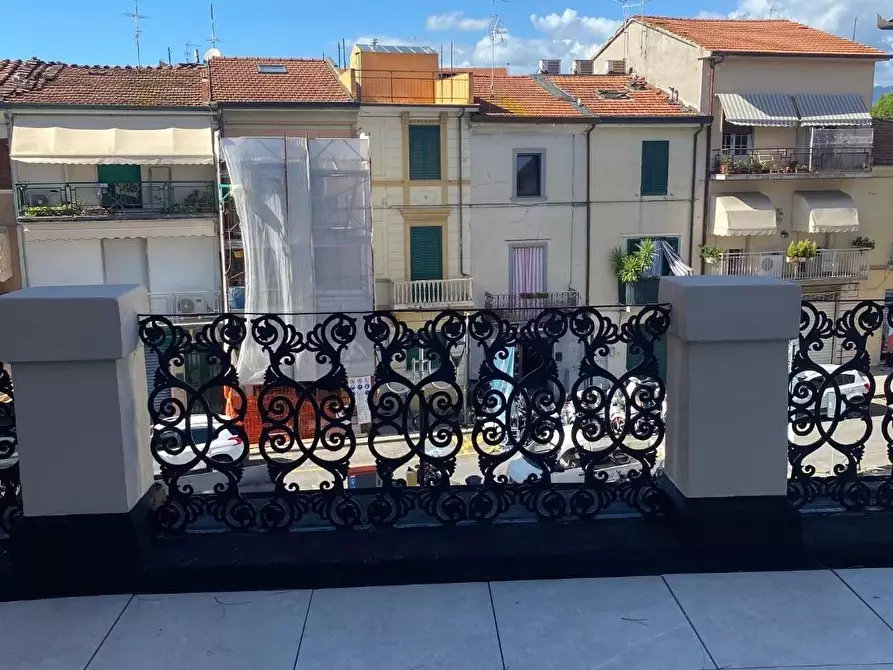 Immagine 18 di Appartamento in vendita  a Viareggio