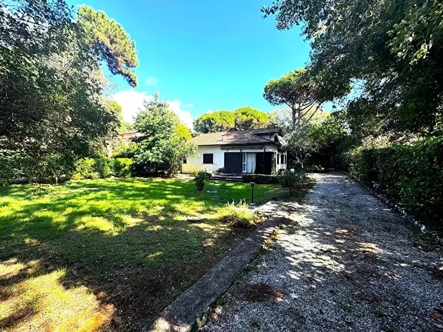 Immagine 1 di Casa bifamiliare in vendita  a Massa