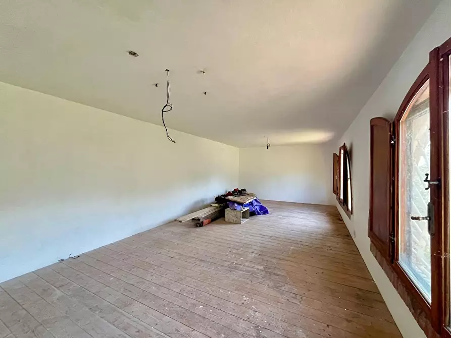 Immagine 6 di Villa in vendita  a Calci