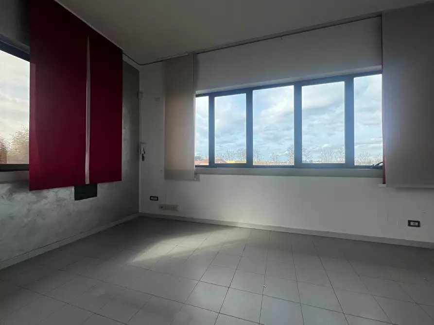 Immagine 12 di Locale commerciale in affitto  a San Giuliano Terme