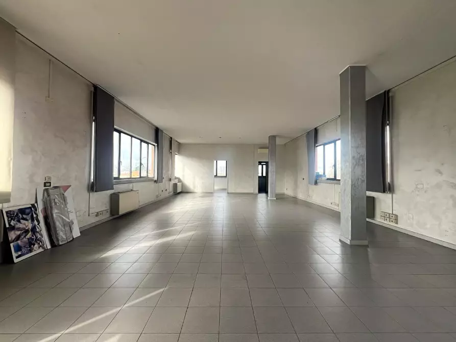 Immagine 8 di Locale commerciale in affitto  a San Giuliano Terme