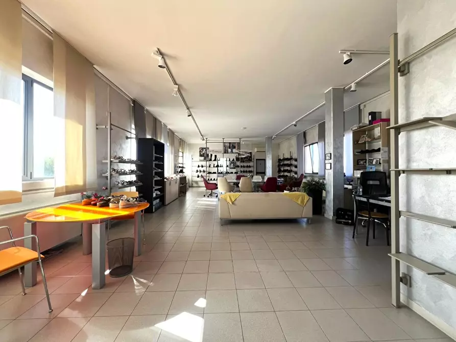 Immagine 10 di Locale commerciale in affitto  a San Giuliano Terme