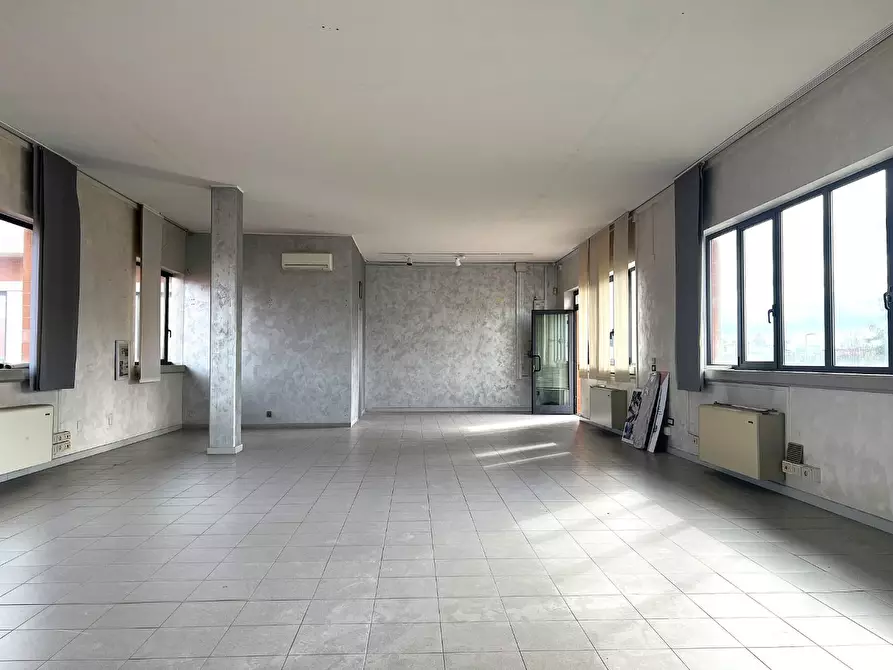 Immagine 6 di Locale commerciale in affitto  a San Giuliano Terme