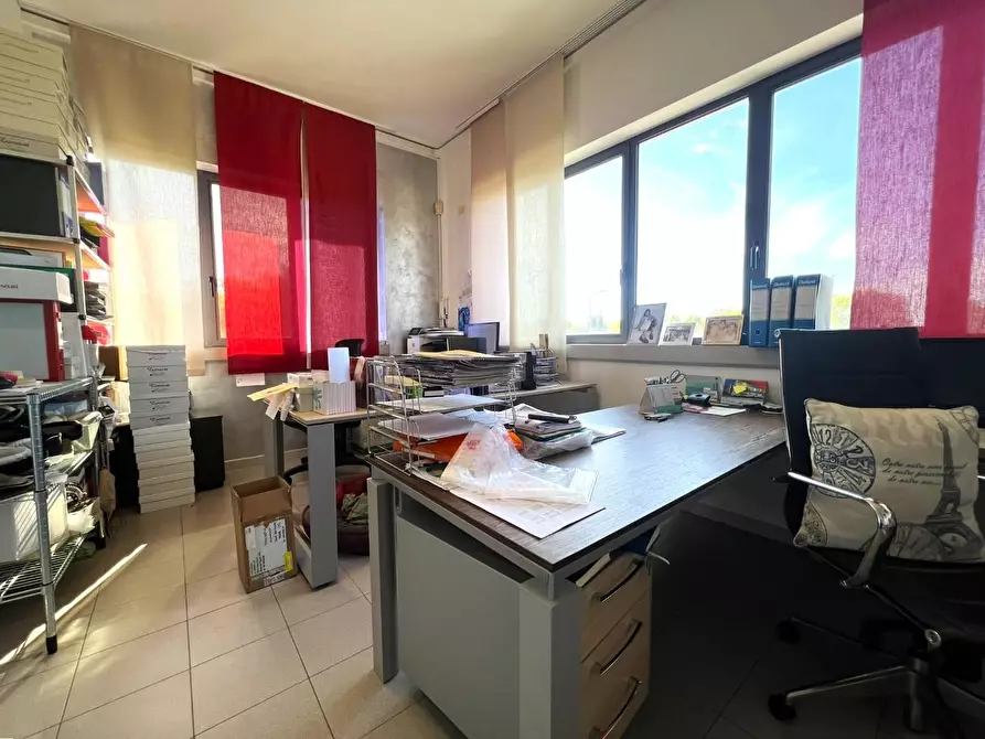 Immagine 13 di Locale commerciale in affitto  a San Giuliano Terme