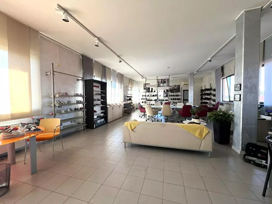 Immagine 4 di Locale commerciale in affitto  a San Giuliano Terme