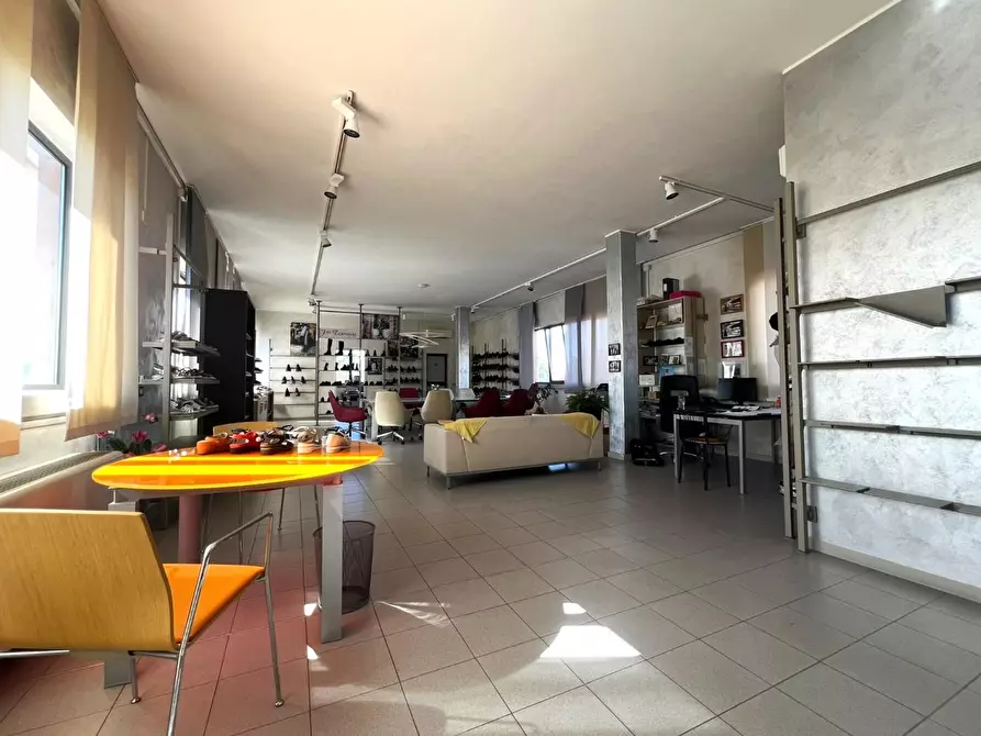Immagine 9 di Locale commerciale in affitto  a San Giuliano Terme