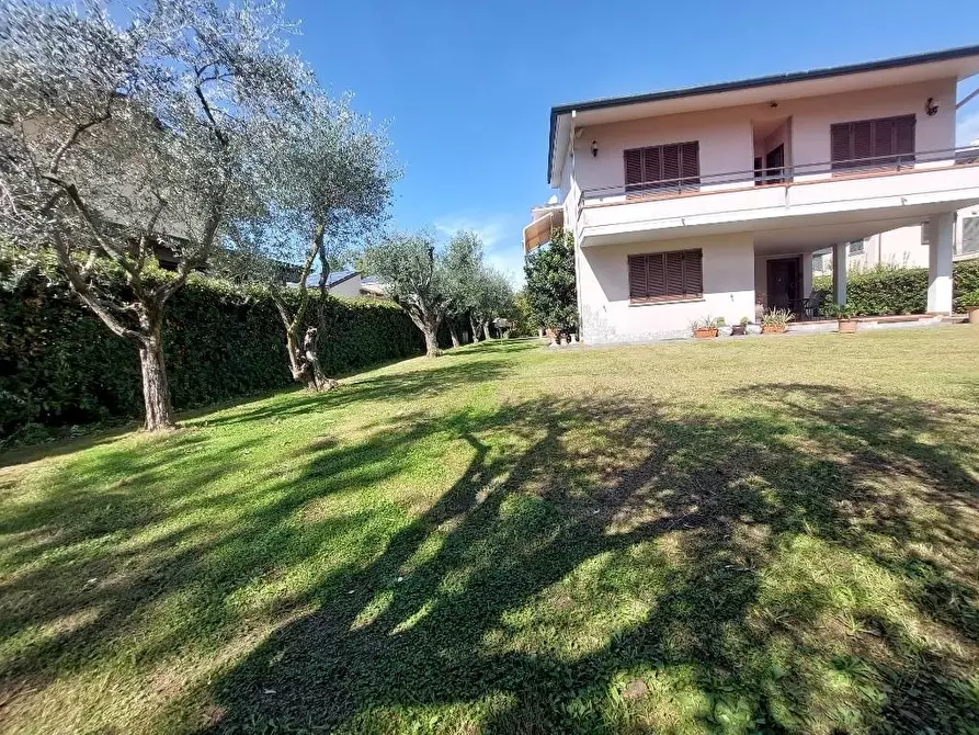 Immagine 1 di Villa in vendita  a Massa