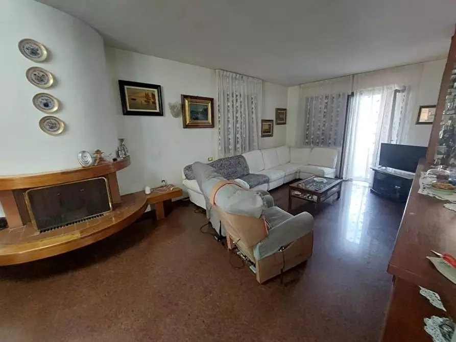 Immagine 18 di Villa in vendita  a Massa