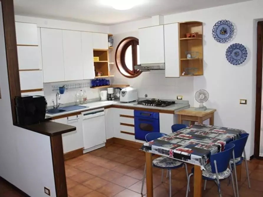 Immagine 9 di Villa in vendita  a Massa