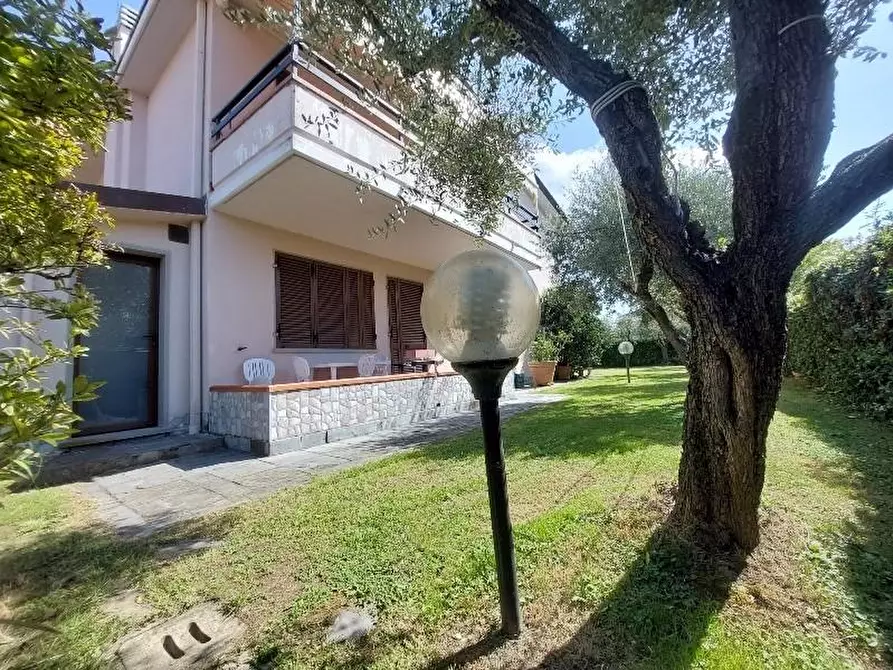 Immagine 2 di Villa in vendita  a Massa