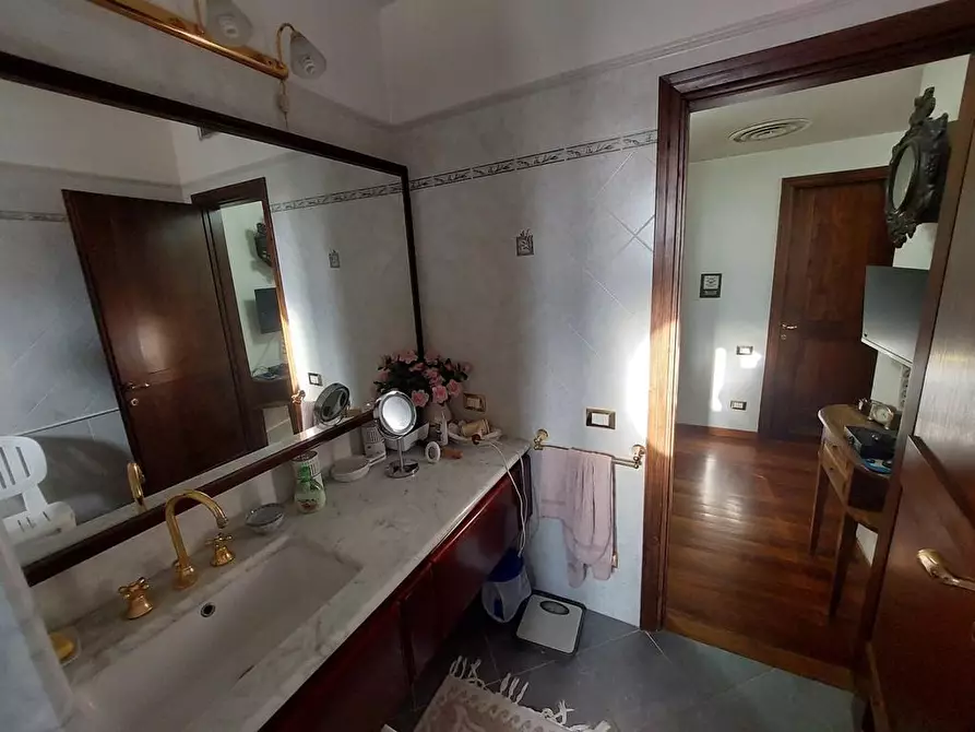 Immagine 23 di Villa in vendita  a Massa