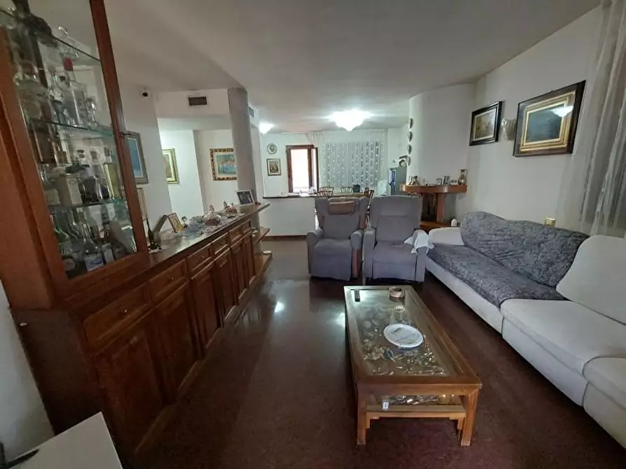 Immagine 21 di Villa in vendita  a Massa