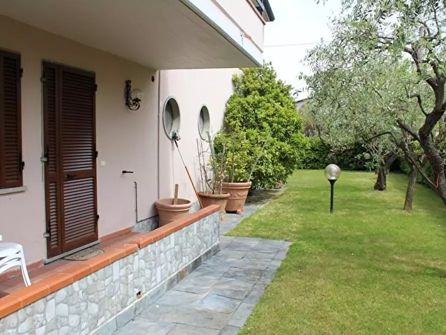 Immagine 4 di Villa in vendita  a Massa