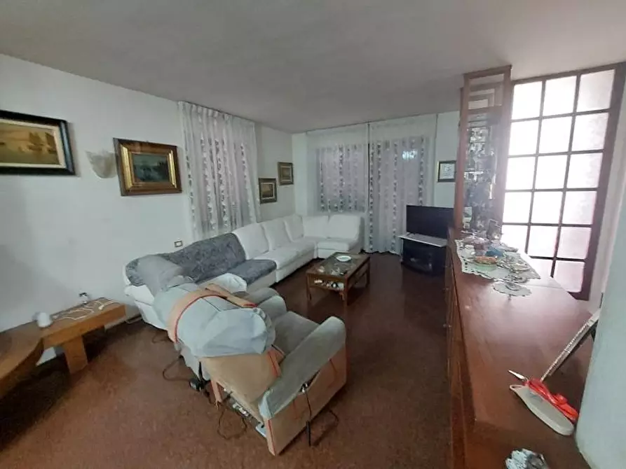 Immagine 17 di Villa in vendita  a Massa