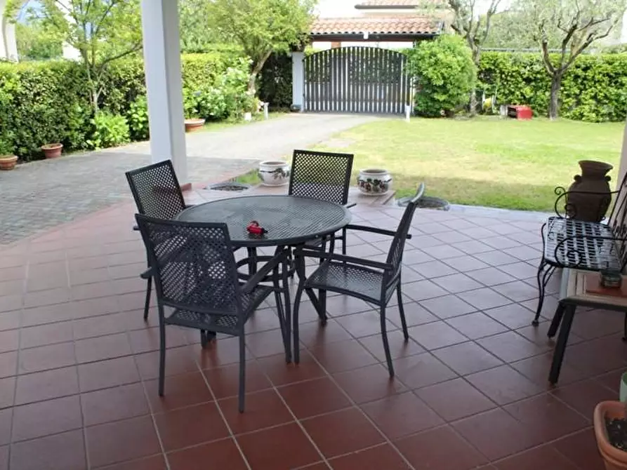 Immagine 7 di Villa in vendita  a Massa