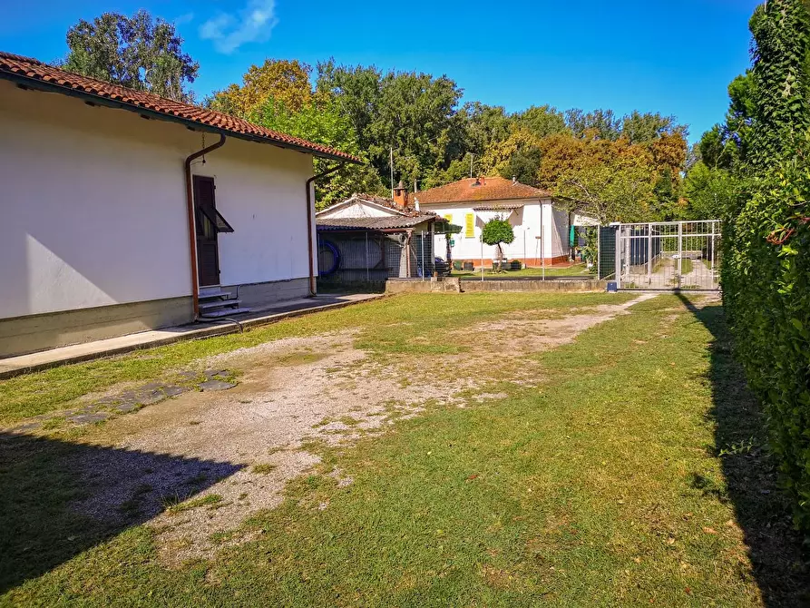 Immagine 23 di Villa in vendita  a Massa