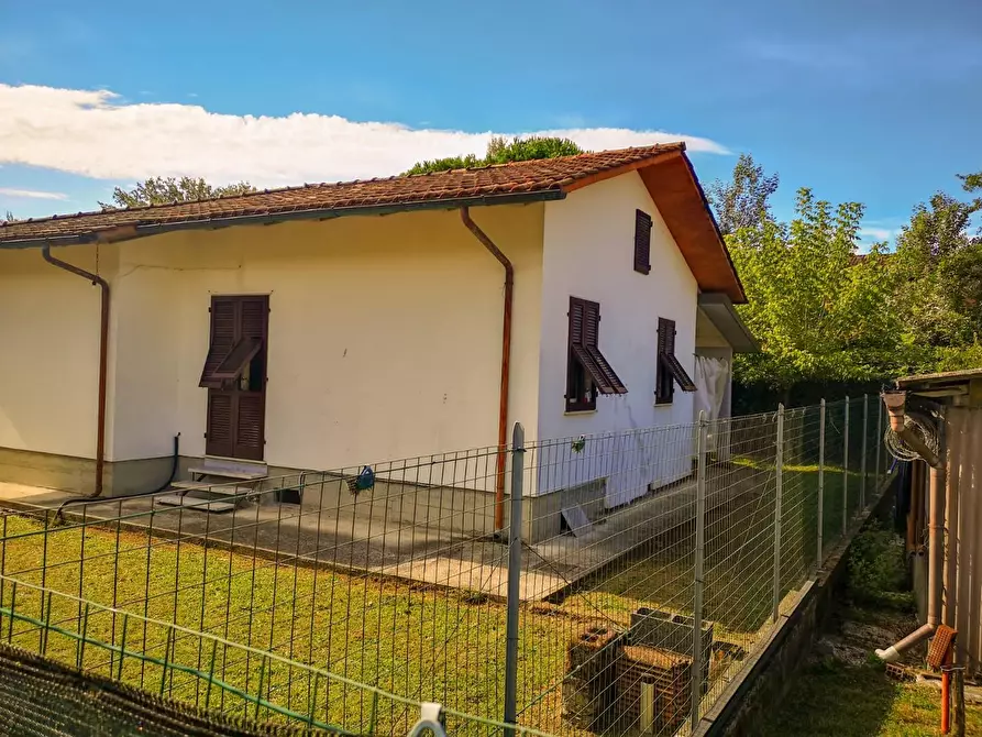Immagine 38 di Villa in vendita  a Massa