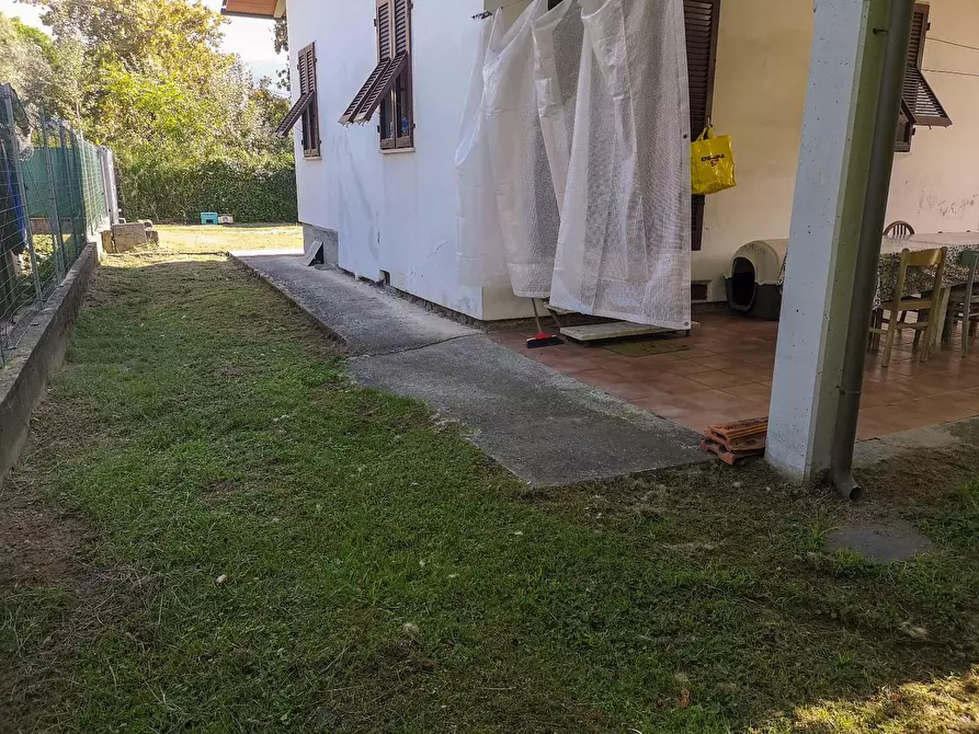 Immagine 20 di Villa in vendita  a Massa