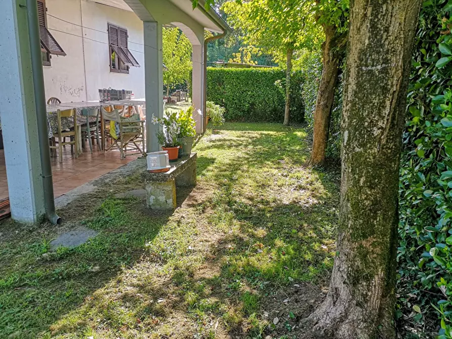 Immagine 21 di Villa in vendita  a Massa