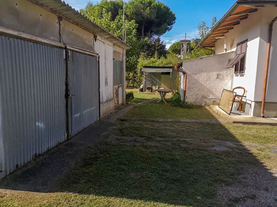 Immagine 26 di Villa in vendita  a Massa