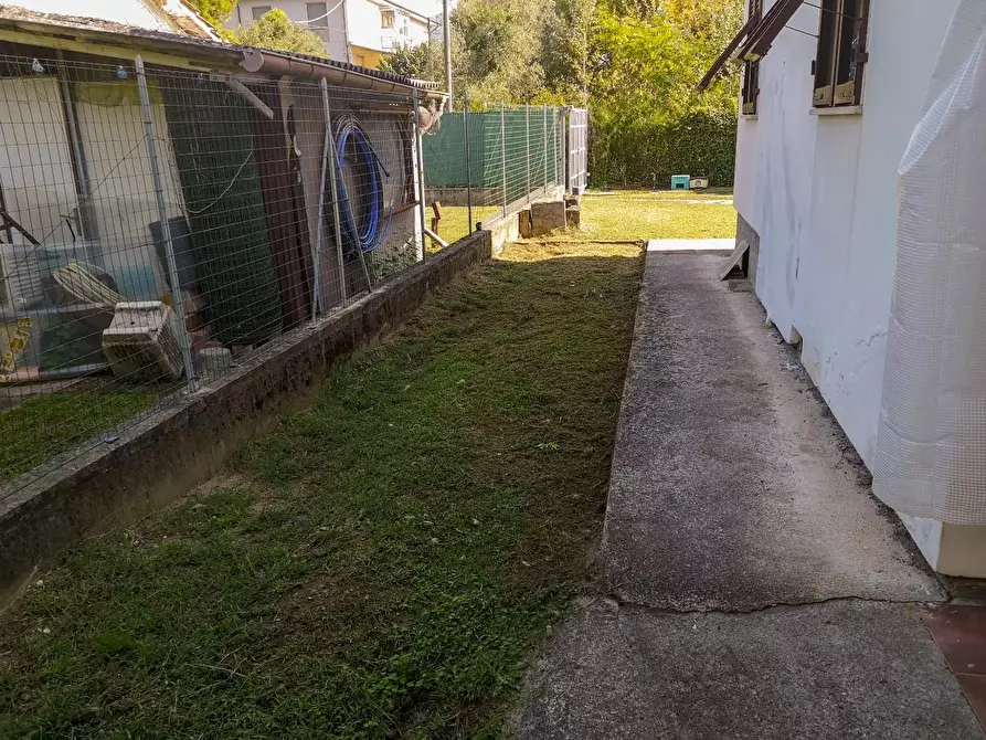 Immagine 17 di Villa in vendita  a Massa