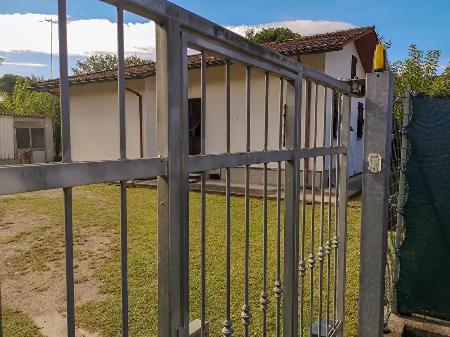 Immagine 36 di Villa in vendita  a Massa