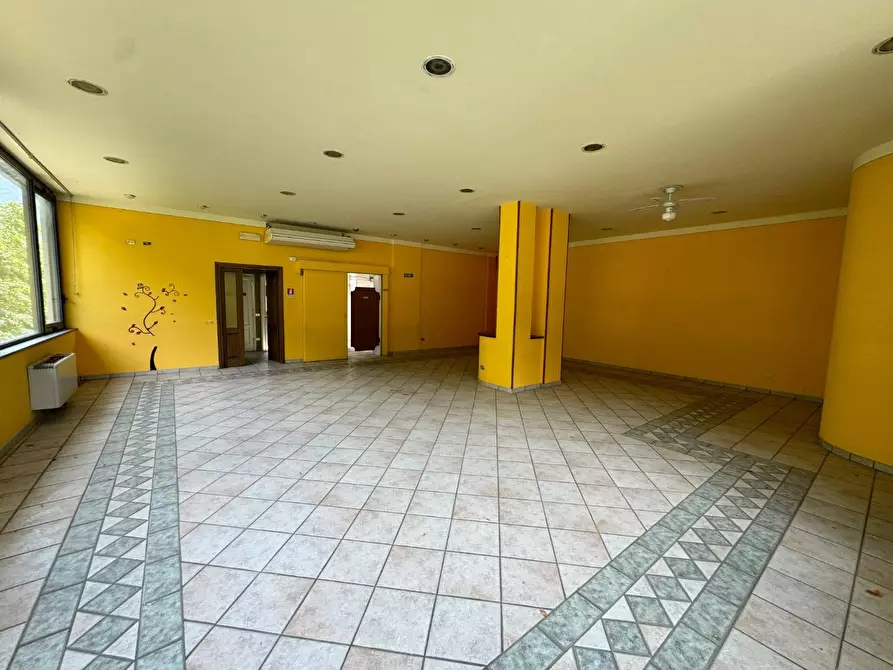 Immagine 18 di Locale commerciale in vendita  a Borgo A Mozzano