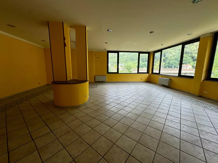 Immagine 22 di Locale commerciale in vendita  a Borgo A Mozzano