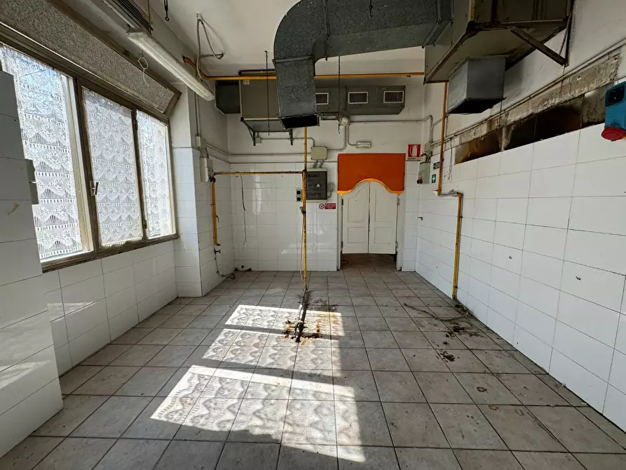 Immagine 9 di Locale commerciale in vendita  a Borgo A Mozzano