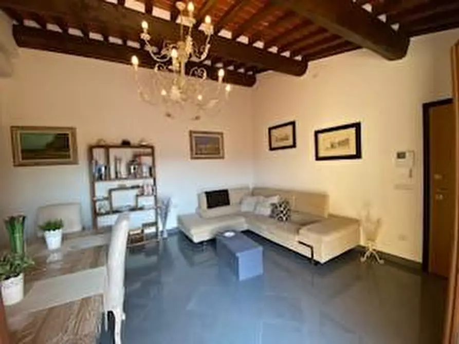 Immagine 5 di Appartamento in vendita  a Lucca