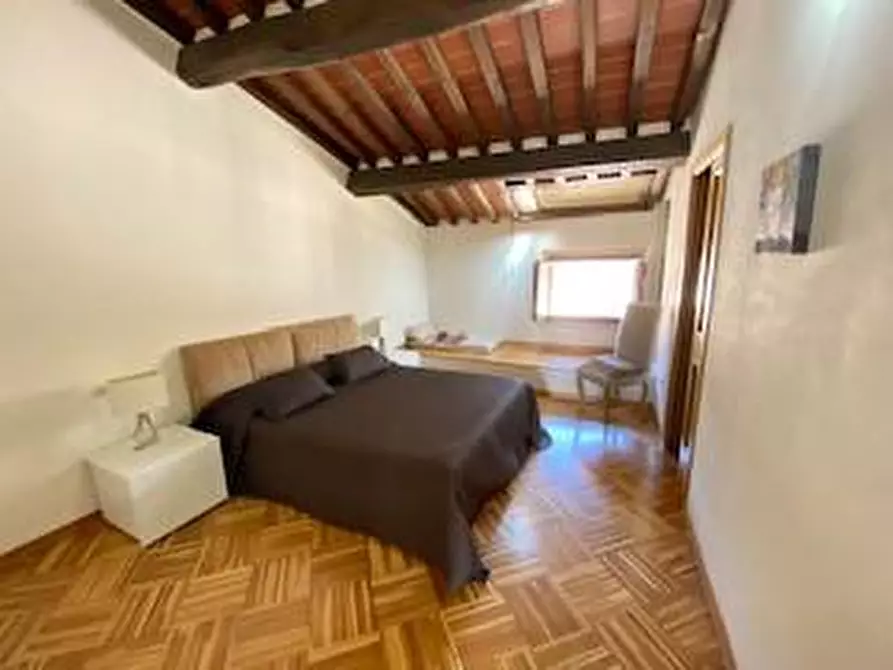 Immagine 10 di Appartamento in vendita  a Lucca