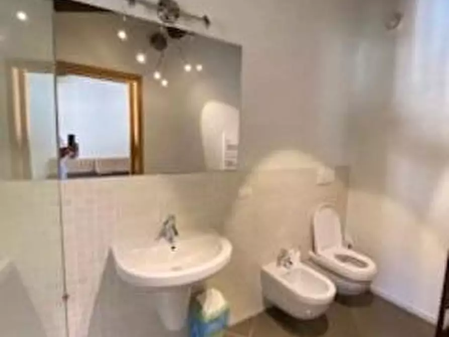 Immagine 11 di Appartamento in vendita  a Lucca