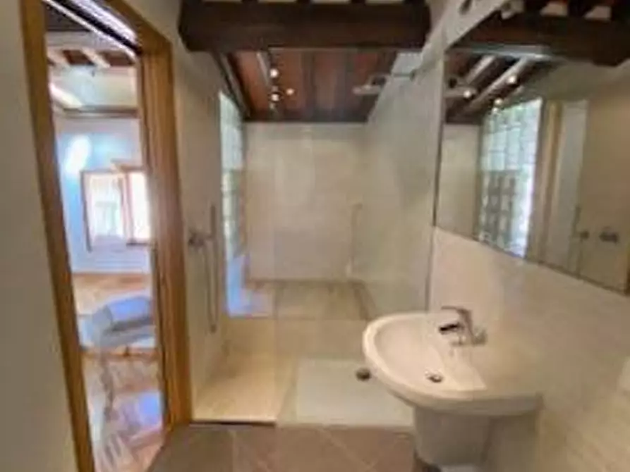 Immagine 12 di Appartamento in vendita  a Lucca