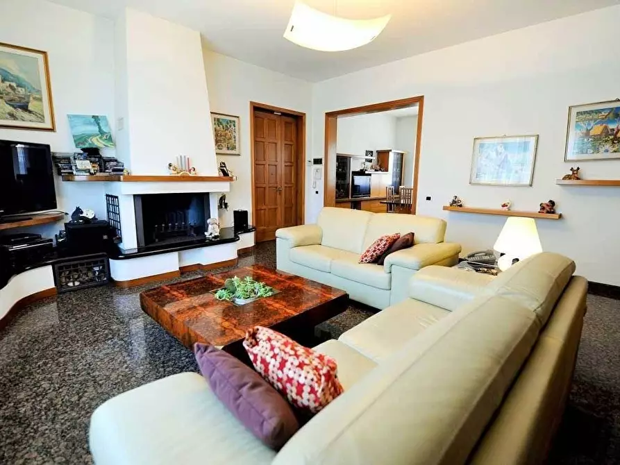 Immagine 4 di Villa in vendita  a Fosdinovo