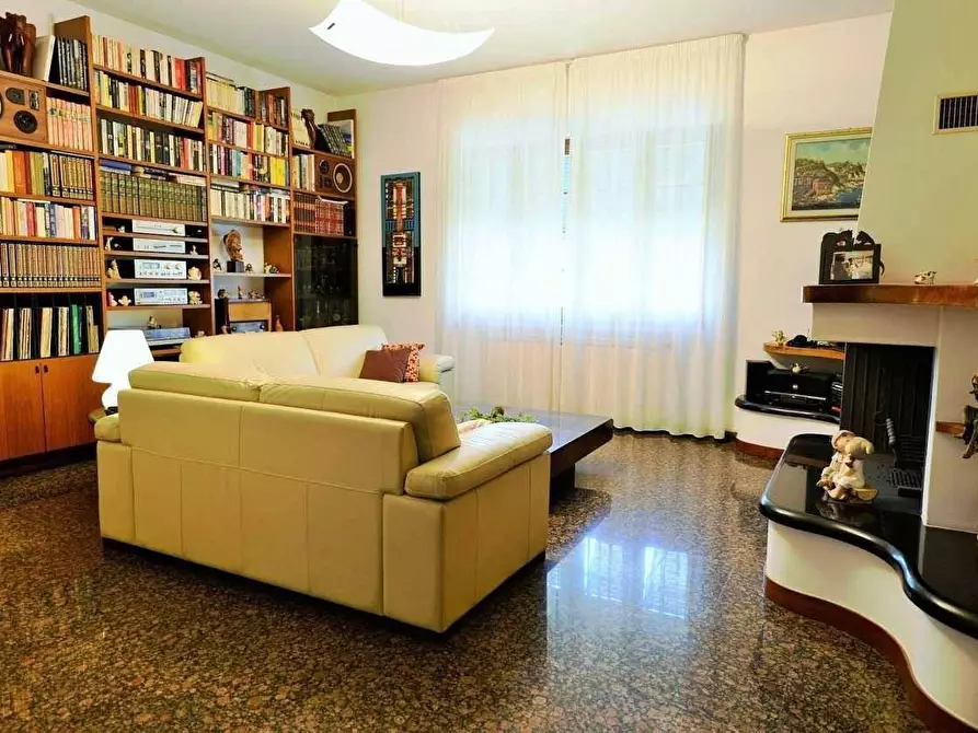 Immagine 5 di Villa in vendita  a Fosdinovo