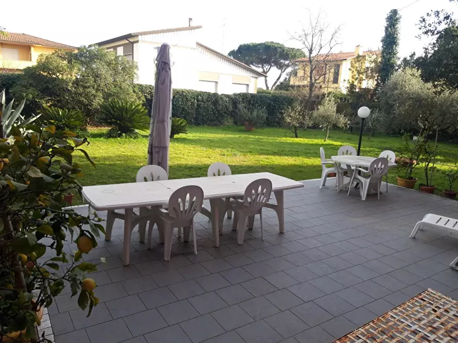 Immagine 7 di Villa in vendita  a Carrara